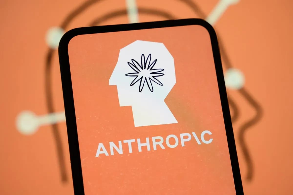 لوگوی شرکت Anthropic روی پسزمینهای با طرح طبیعت و کربنزدایی