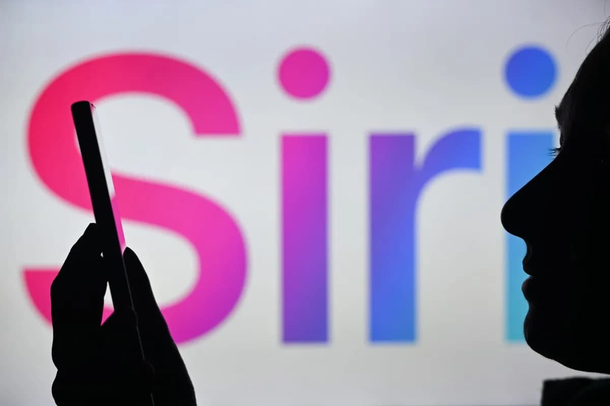لوگوی Siri روی نمایشگر آیفون با افکتهای هوش مصنوعی