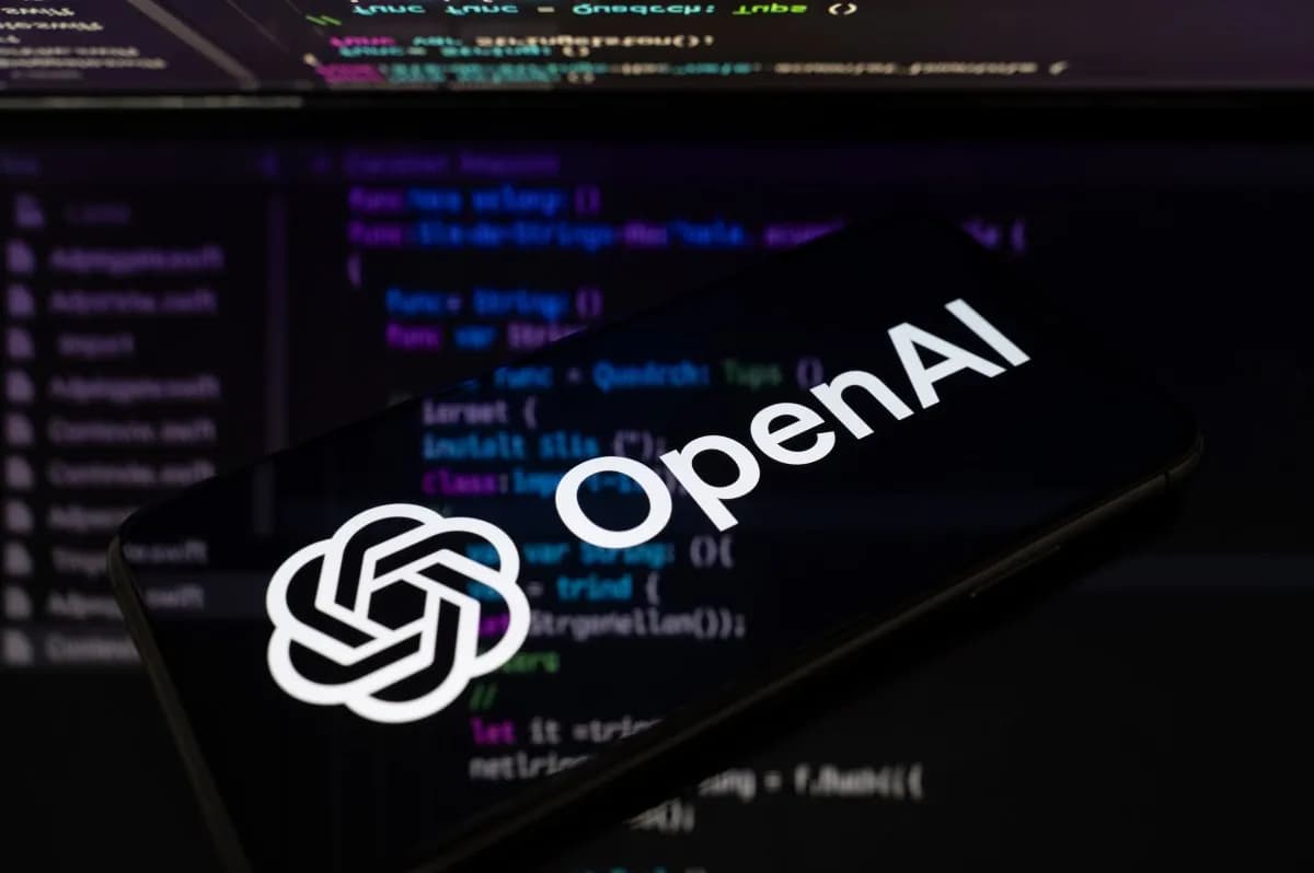 لوگوی TechCrunch در کنار نماد هوش مصنوعی و سطل زباله دیجیتال