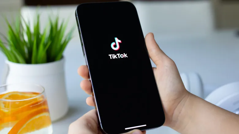 Ofcom، نهاد تنظیمگر ارتباطات بریتانیا، اقدامات ایمنی کودکان تیکتاک را بررسی میکند.