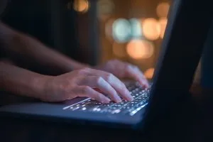 کاربر میخواهد یک ترجمه فارسی مختصر برای متن جایگزین تصویر (alt text) در مقالهای با عنوان "Nearly 70% of workers use AI regu