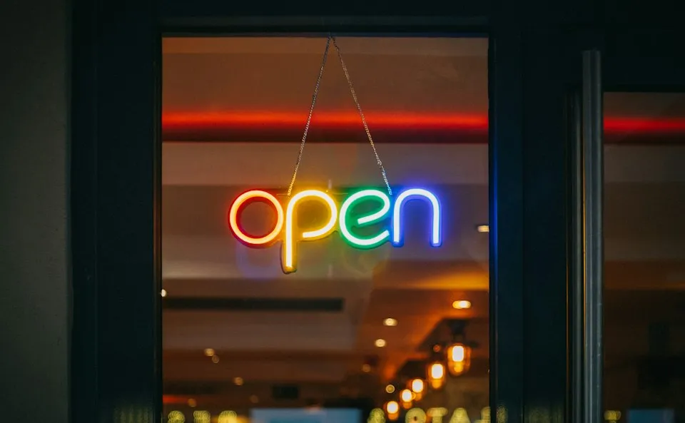 نه به OpenAI و Anthropic: انتخاب جایگزین‌های آزاد و مستقل هوش مصنوعی