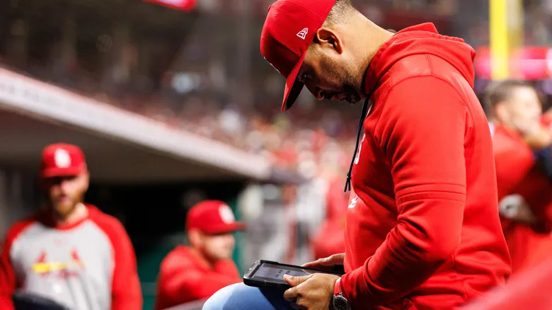 ممنوعیت استفاده از آیپدهای دوگآوت برای تصمیمگیری استراتژیک با هوش مصنوعی در MLB