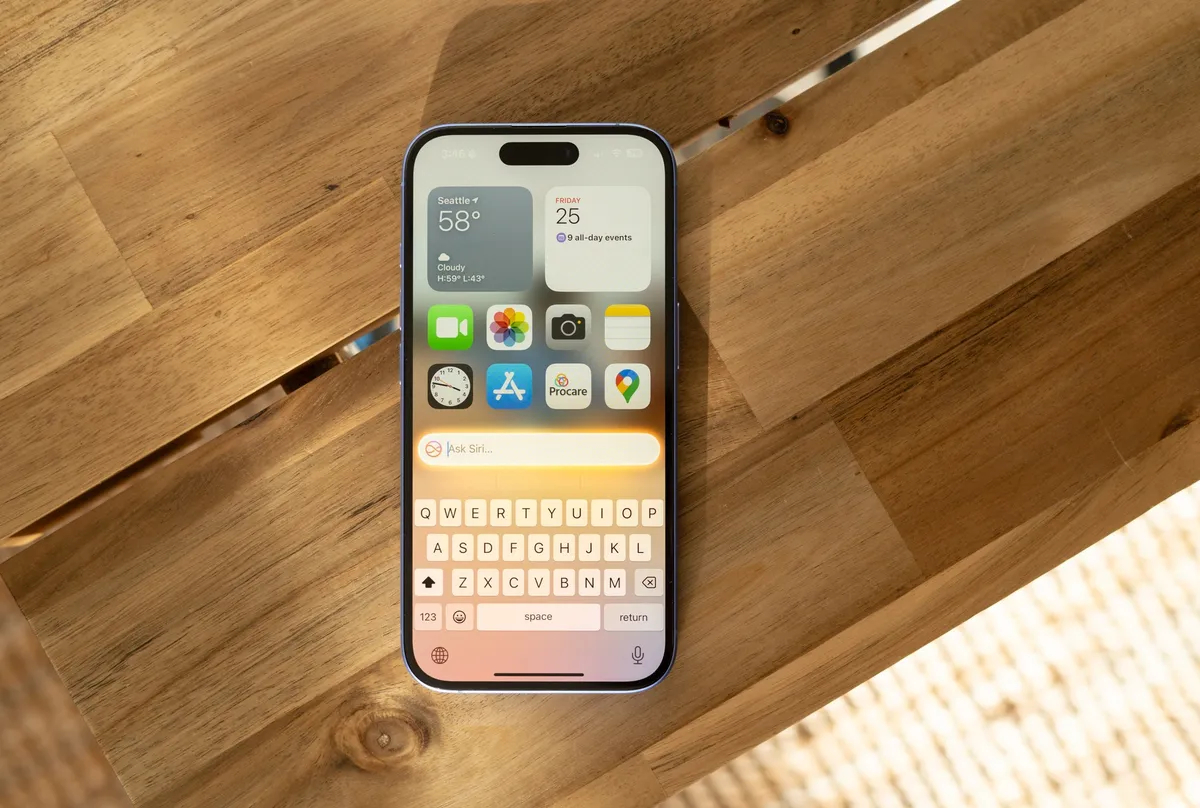 آیفون ۱۶ با iOS ۱۸.۱ و اپل اینتلیجنس روی یک بنچ.